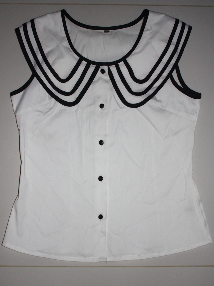 buttoned white top with piping